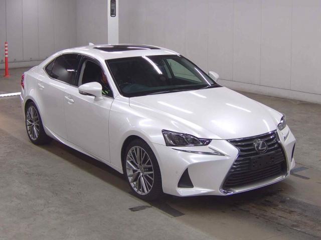 2016 IS IS200t Version L — Photo 1