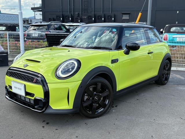 2023 BMW_Mini BMW Mini 3HB Cooper S Premium Plus Package Classic Trim
