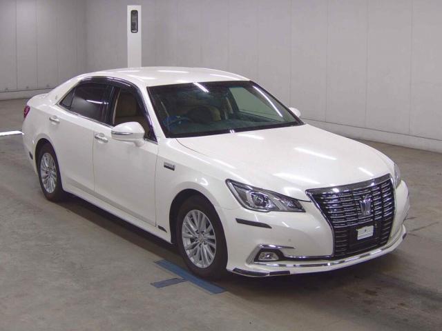 2016 Toyota Crown Hybrid Royal Saloon