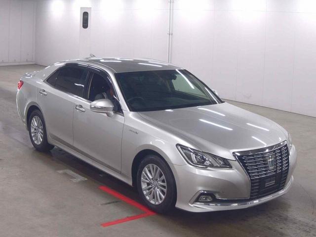 2017 Toyota Crown Hybrid Royal Saloon