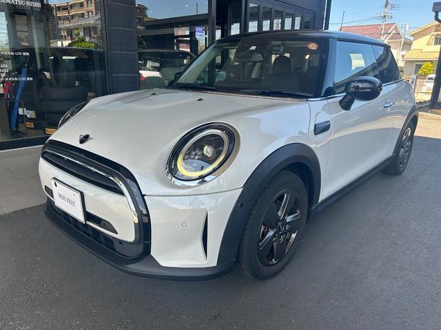 2023 BMW_Mini BMW Mini 3HB Cooper Premium Plus Package Classic Trim — Photo 1