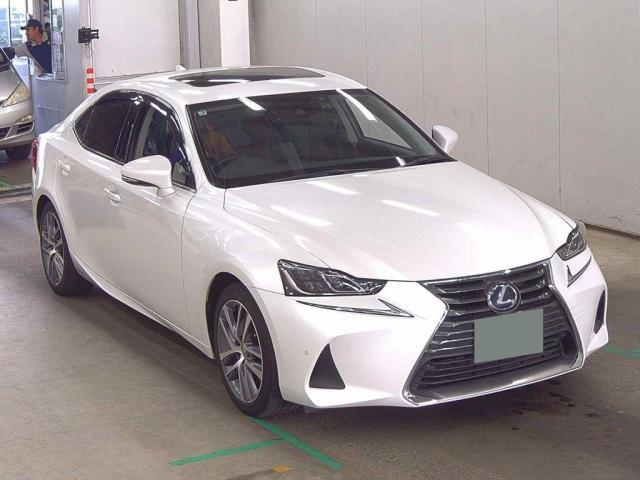2017 IS Hybrid IS300h Version L — Photo 1