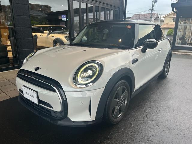 2023 BMW_Mini BMW Mini 3HB Cooper D Premium Plus Package Classic Trim — Photo 1