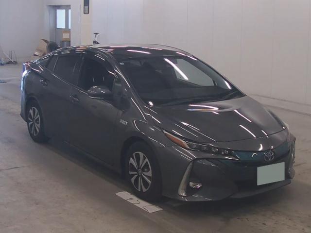 2017 Toyota Prius PHEV S Navi Package — Photo 1