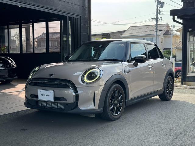 2023 BMW_Mini BMW Mini 5HB Cooper D Premium Plus Package Classic Trim — Photo 1