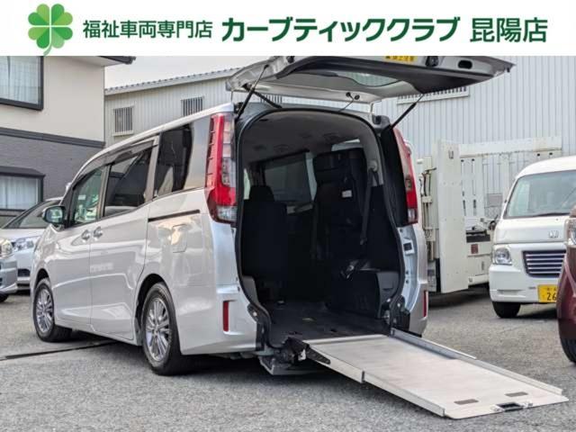 2017 Toyota ESQUIRE 2.0 Xi Welfare Cab Slope Type Type II with Third Seat