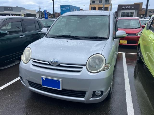 2011 Toyota Sienta G — Photo 1