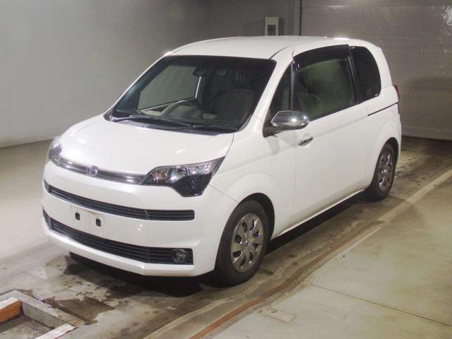2017 Toyota Spade F Queen 2
