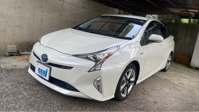 2018 Toyota Prius A Touring Selection — Photo 1