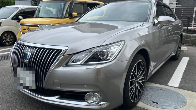 2013 Toyota Crown Hybrid Royal
