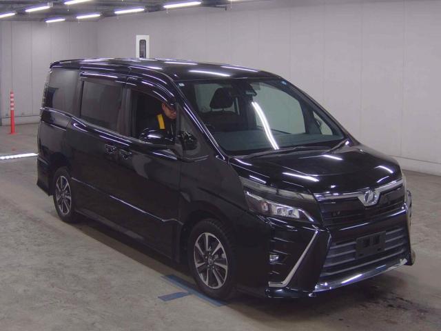 2018 Toyota Voxy ZS — Photo 1