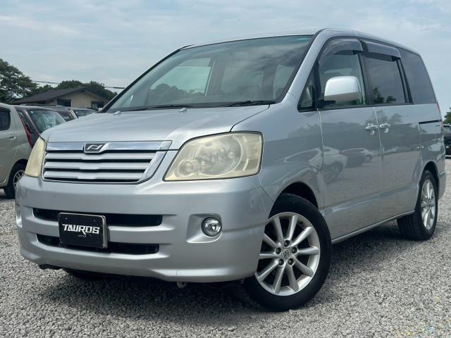 2003 Toyota Noah L — Photo 1