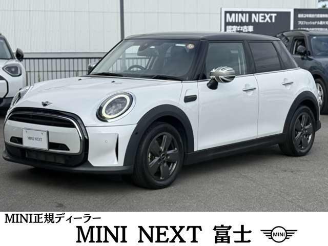 2023 MINI 5HB Cooper D Premium Plus Package Classic Trim