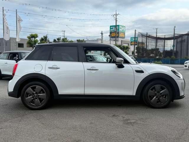 2023 MINI 5HB Cooper D Premium Plus Package Classic Trim
