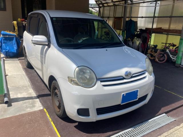 2011 Toyota Sienta G — Photo 1