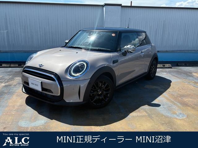 2023 MINI 3HB Cooper Premium Plus Package Classic Trim