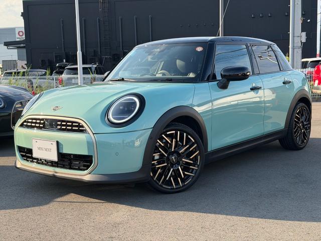 2025 MINI 5HB Cooper C Favored Trim