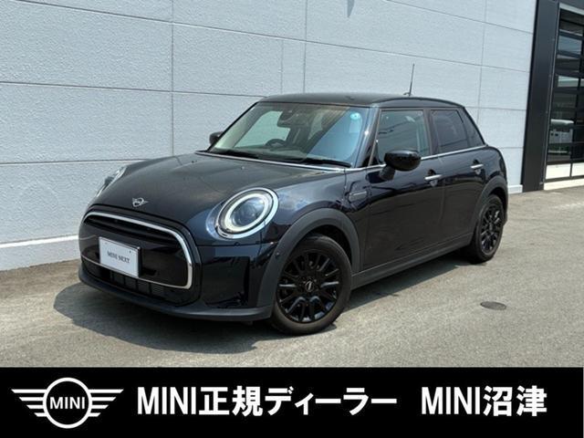 2024 MINI 5HB Cooper D Premium Plus Package Classic Trim