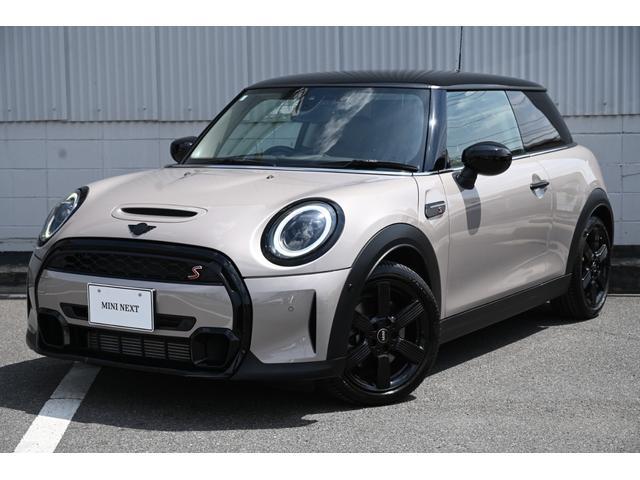 2023 MINI 3HB Cooper S Premium Plus Pack Essential Trim