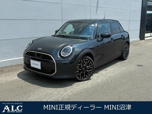 2025 MINI 5HB Cooper C Favored Trim