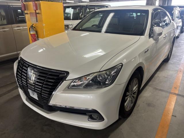 2013 Toyota Crown Hybrid Royal Saloon