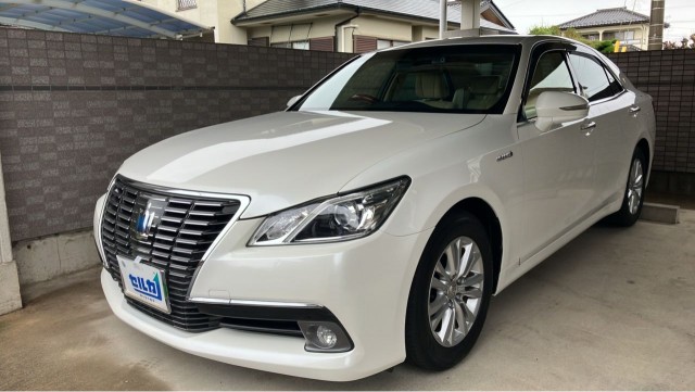 2013 Toyota Crown Hybrid Royal Saloon