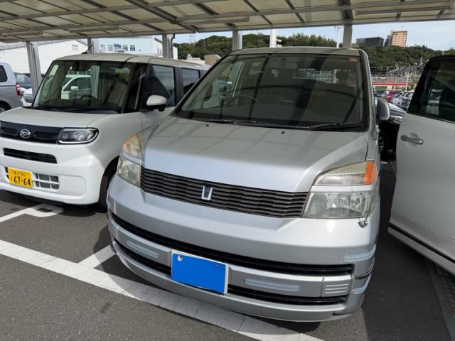 2004 Toyota Voxy X