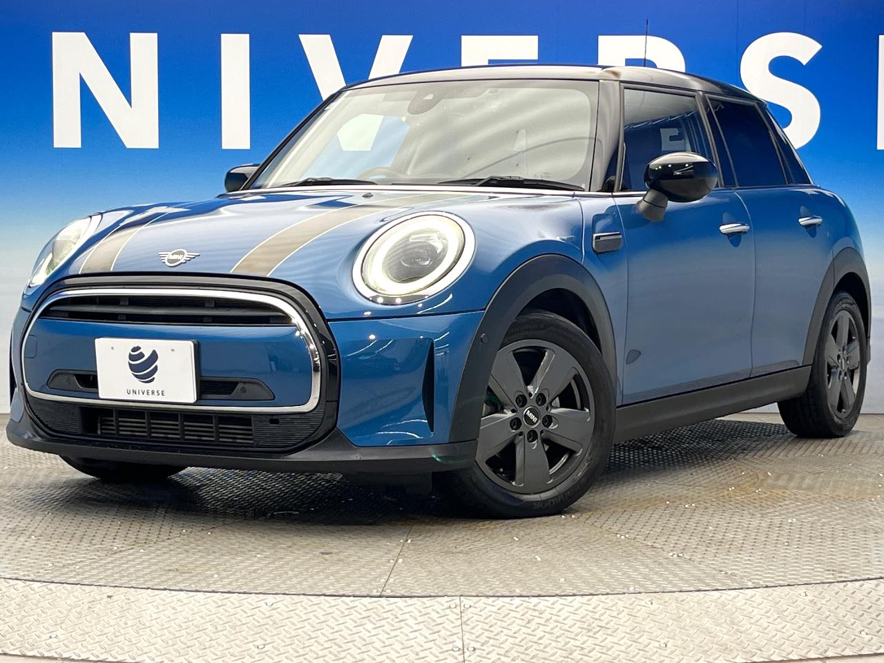 2022 MINI 5HB Cooper Essential Trim