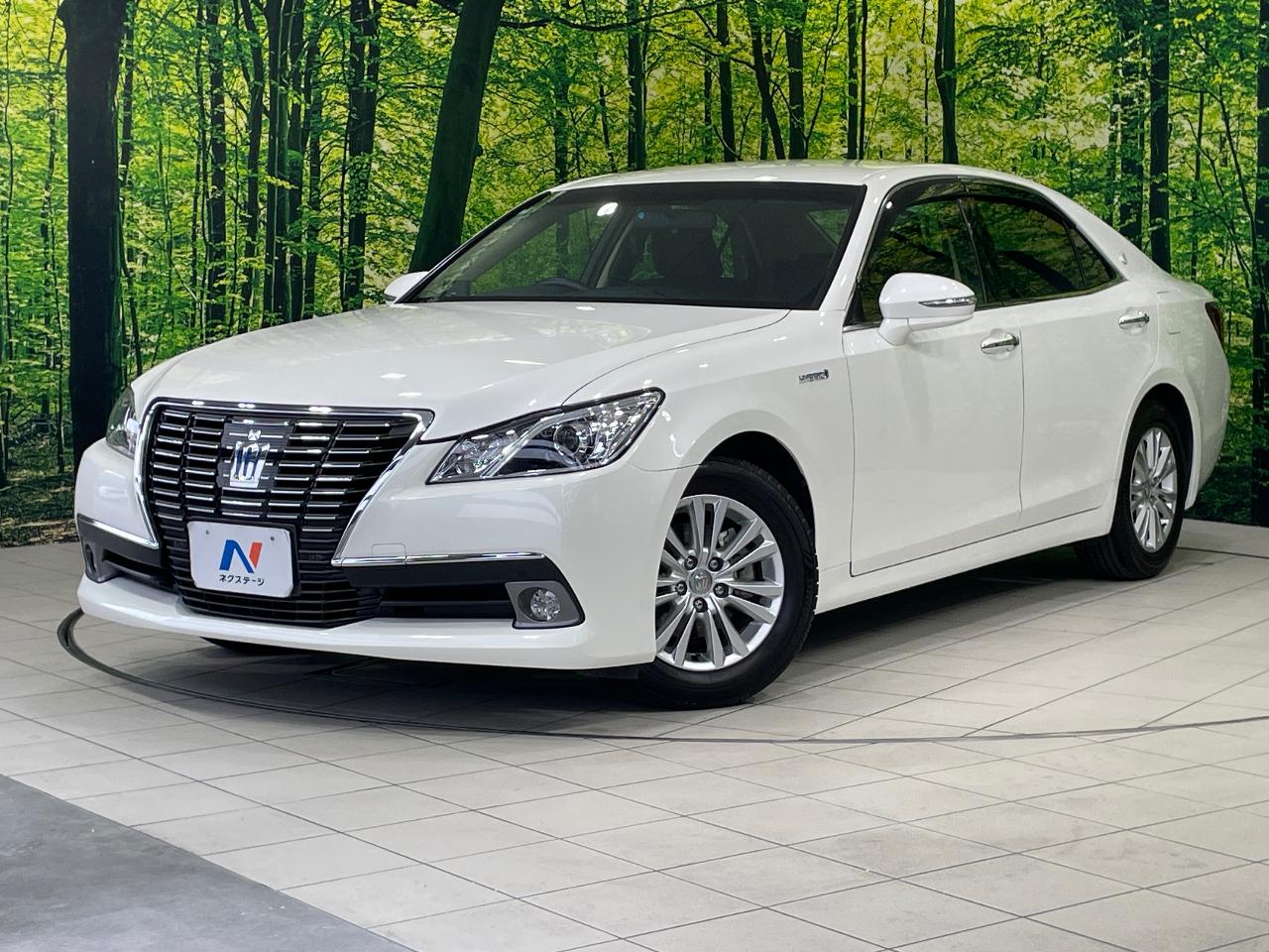 2013 Toyota Crown Hybrid Royal Saloon