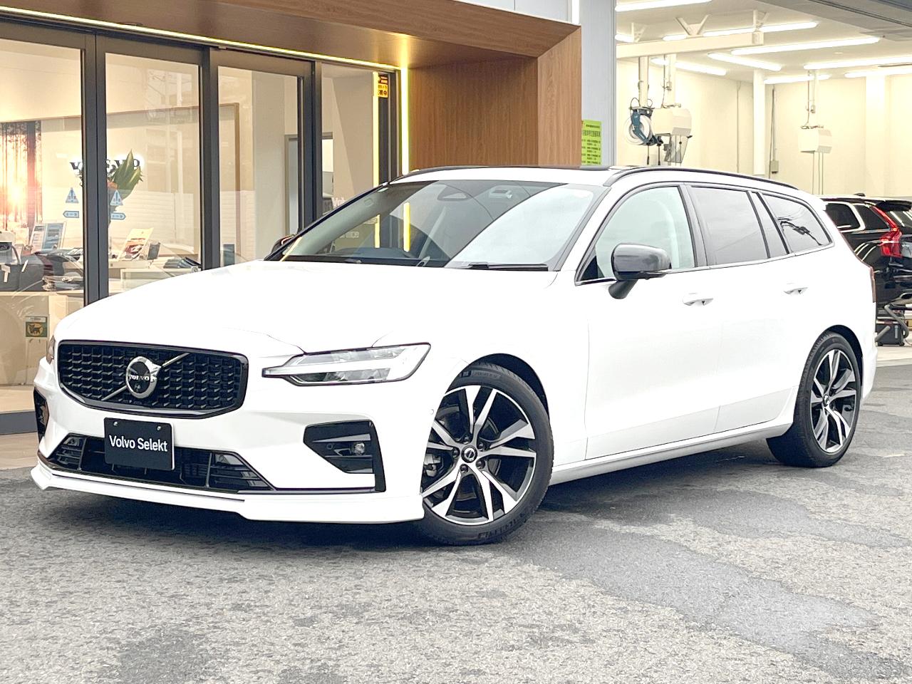 2022 Volvo V60 Ultimate B4 Dark Edition