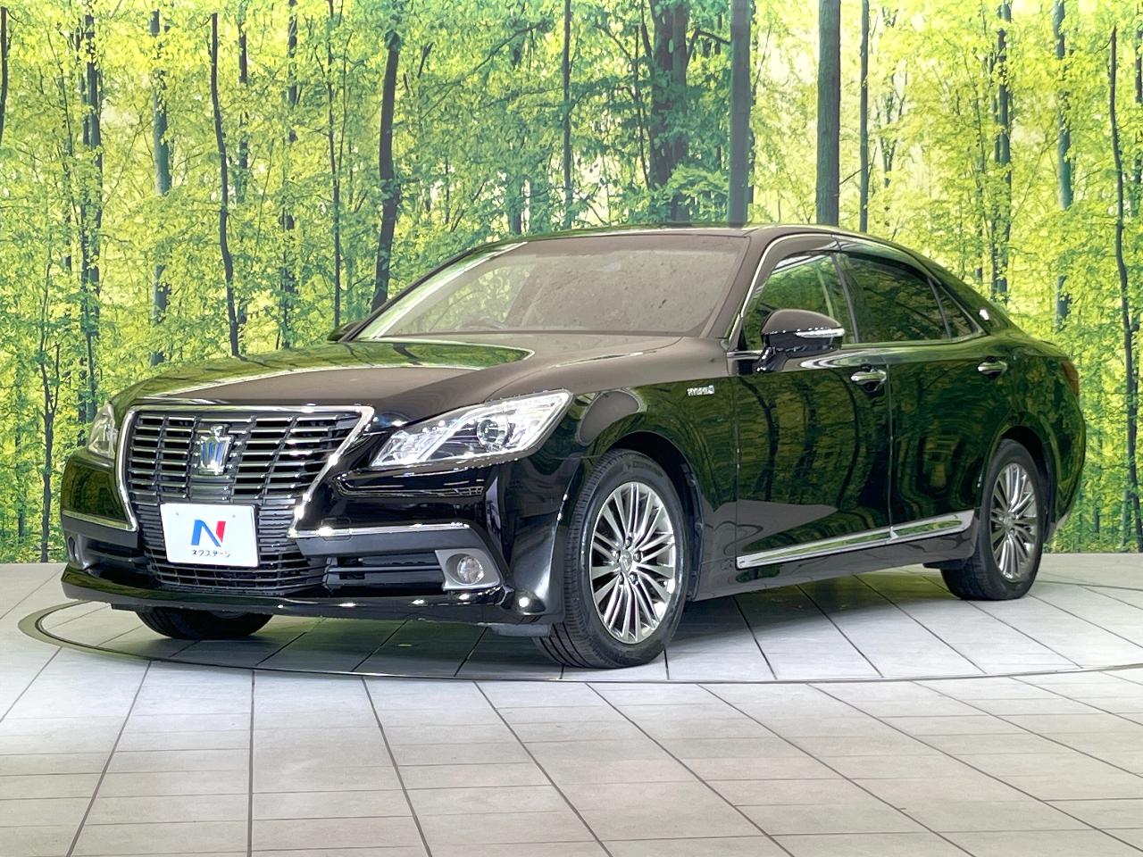 2013 Toyota Crown Hybrid Royal Saloon