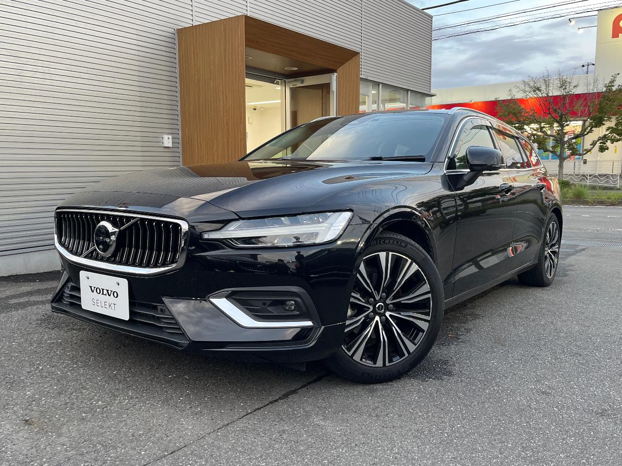 2023 Volvo V60 Ultimate B4